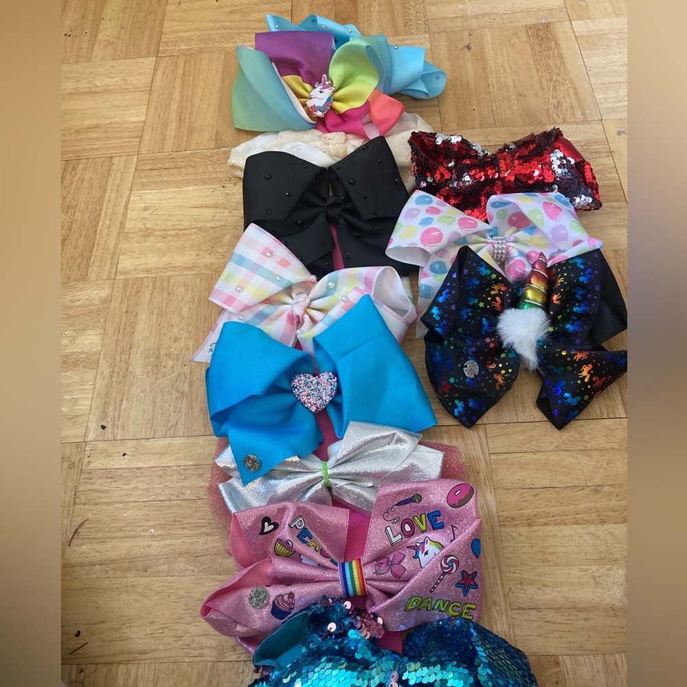 JoJo Siwa bows and holder